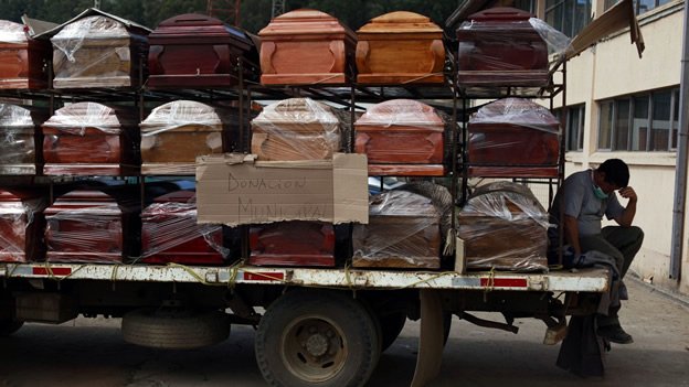Ataúdes donados por el municipio afuera de la morgue de Concepción (Reuters).