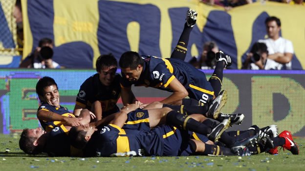 Los jugadores del Boca Juniors festejan con Medel el segundo gol anotado por el chileno en el partido contra River Plate (Reuters).