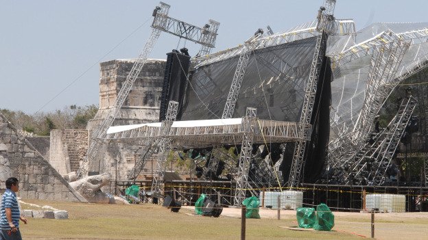 La madrugada del jueves, una parte del escenario instalado en Chichén Itzá se desplomó (Notimex).